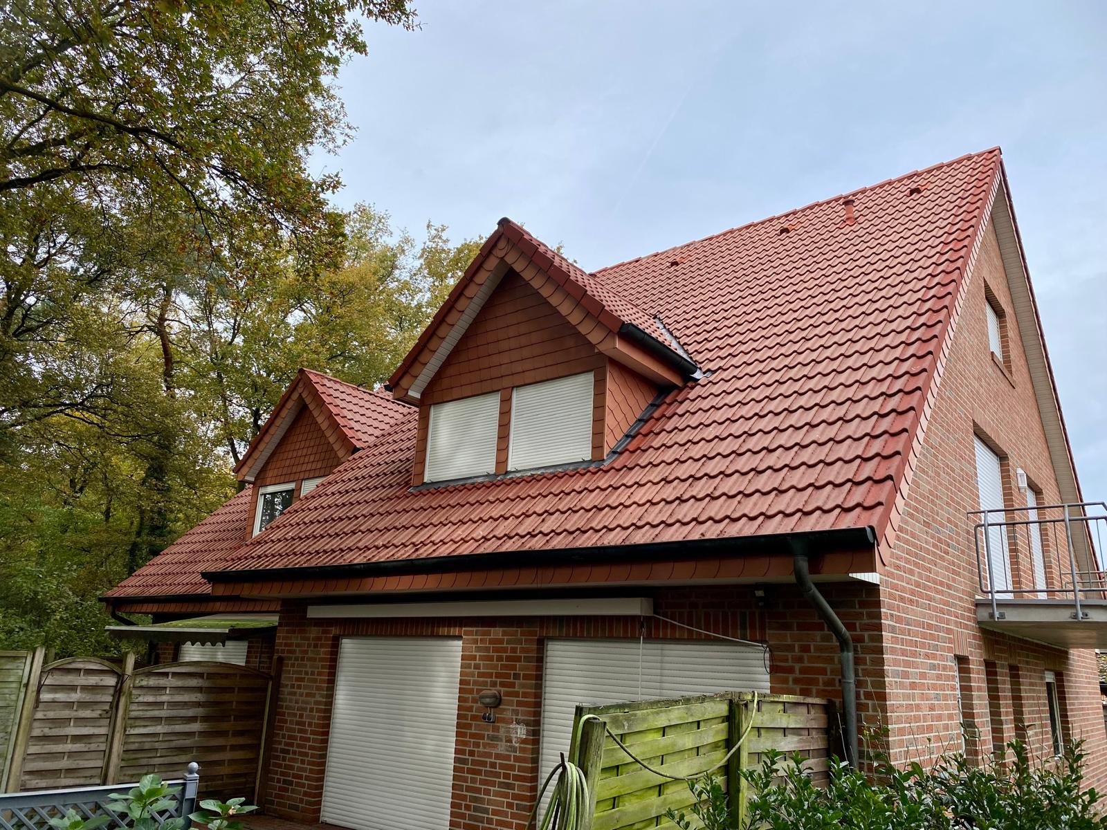 Dachreinigung Rheine Nachher: Das saubere Dach wertet die Immobilie sofort auf.